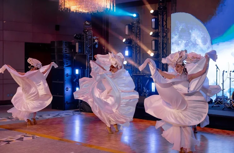 Вечером участники насладились вкусным ужином и шоу. Фото: предоставлены туроператором «Русский Экспресс»