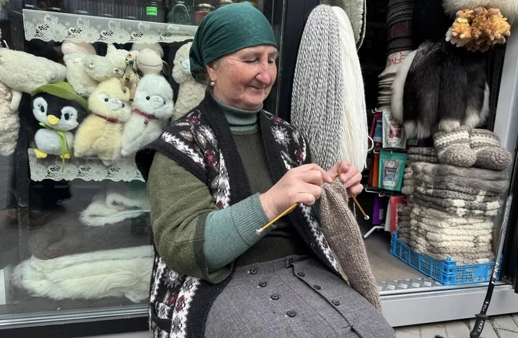 Местная мастерица вяжет свитер. Фото: АТОР